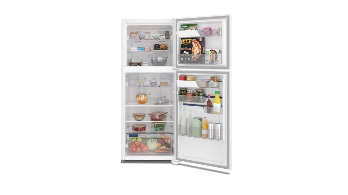 Interior da geladeira Electrolux TF70 mostrando prateleiras e compartimentos